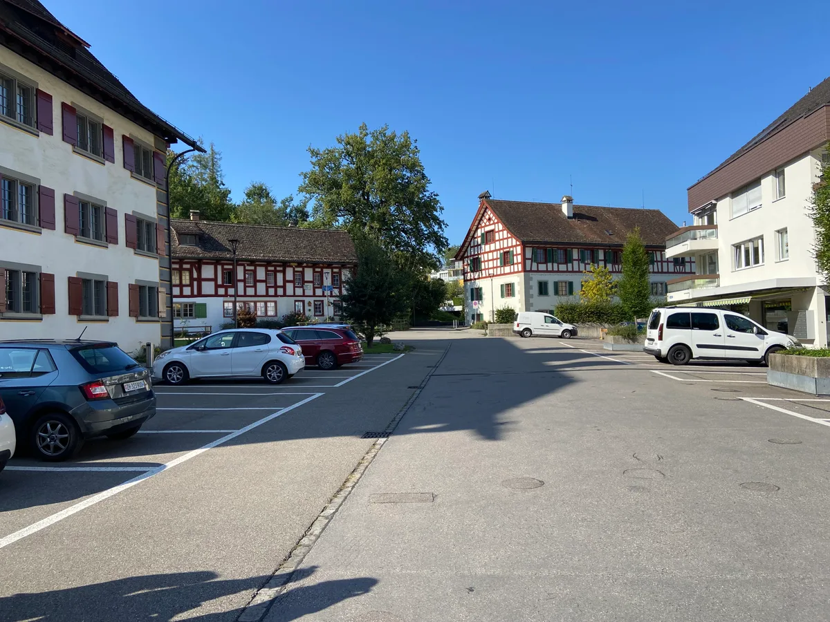 Der Klosterhof in Rüti trägt massiv dazu bei, dass Rütis Ortsbild positiv bewertet wurde. Ein Parkplatz mitten in einer Umgebung von alten Gebäuden.
